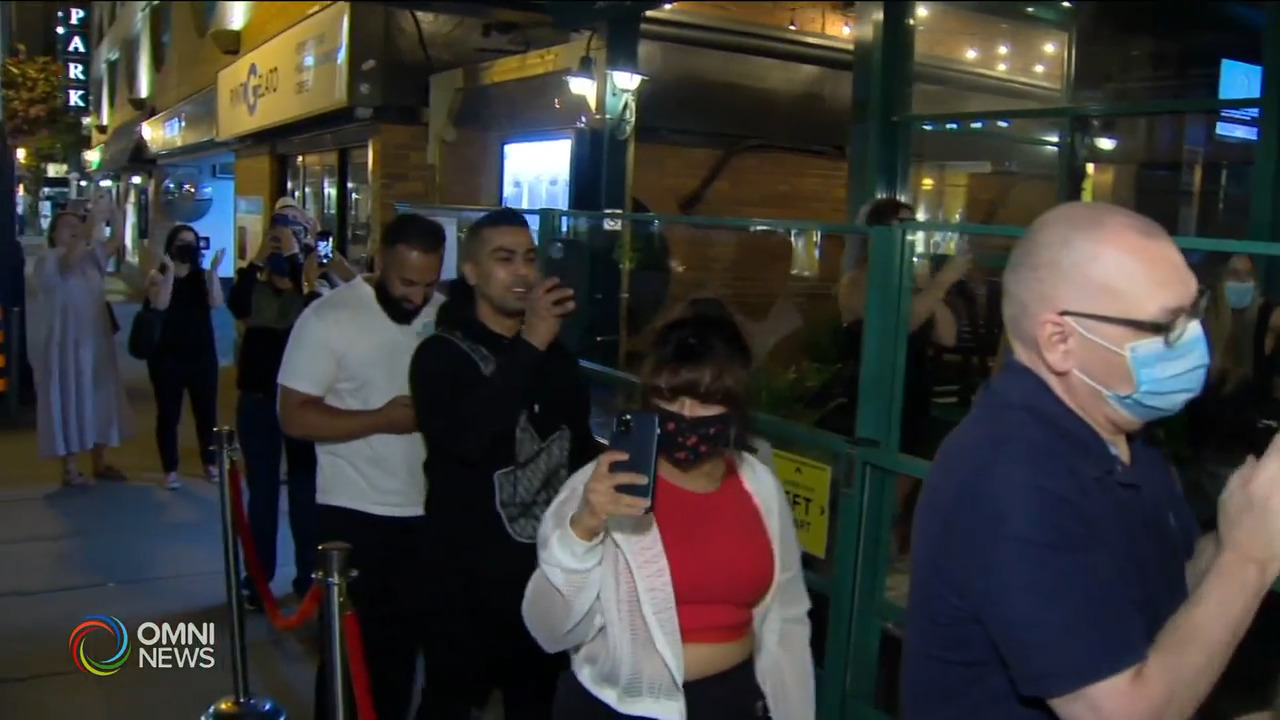 凌晨解封一刻 市民排隊戶外用餐 -- Jun 11, 2021 (ON)