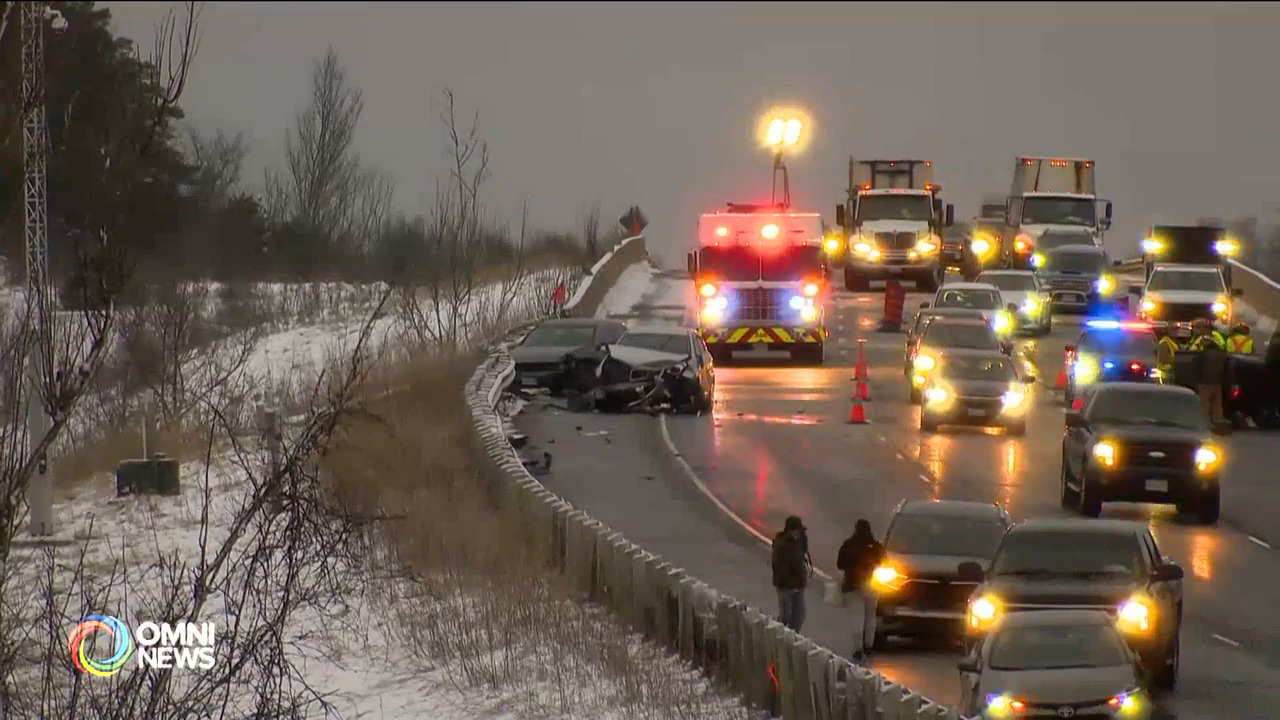 404公路十多部汽車疑因路面結冰相撞