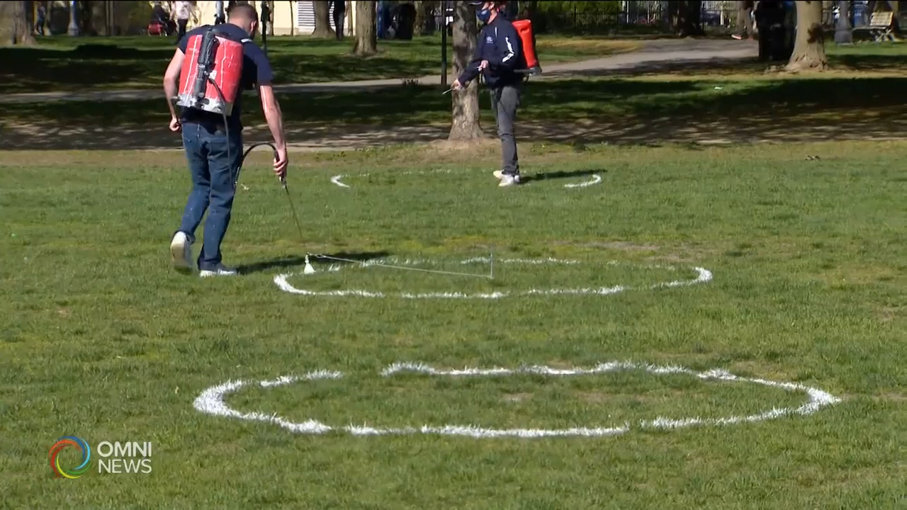 公园大草地划圆圈, 确保民众保持社交距离－ May 13, 2021